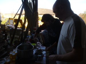 Préparation des fritons avec Josette, la mère de Philippe